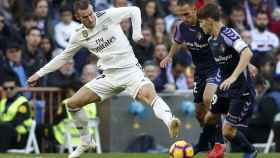 Gareth Bale pelea un balón con los jugadores del Real Valladolid Toni Villa