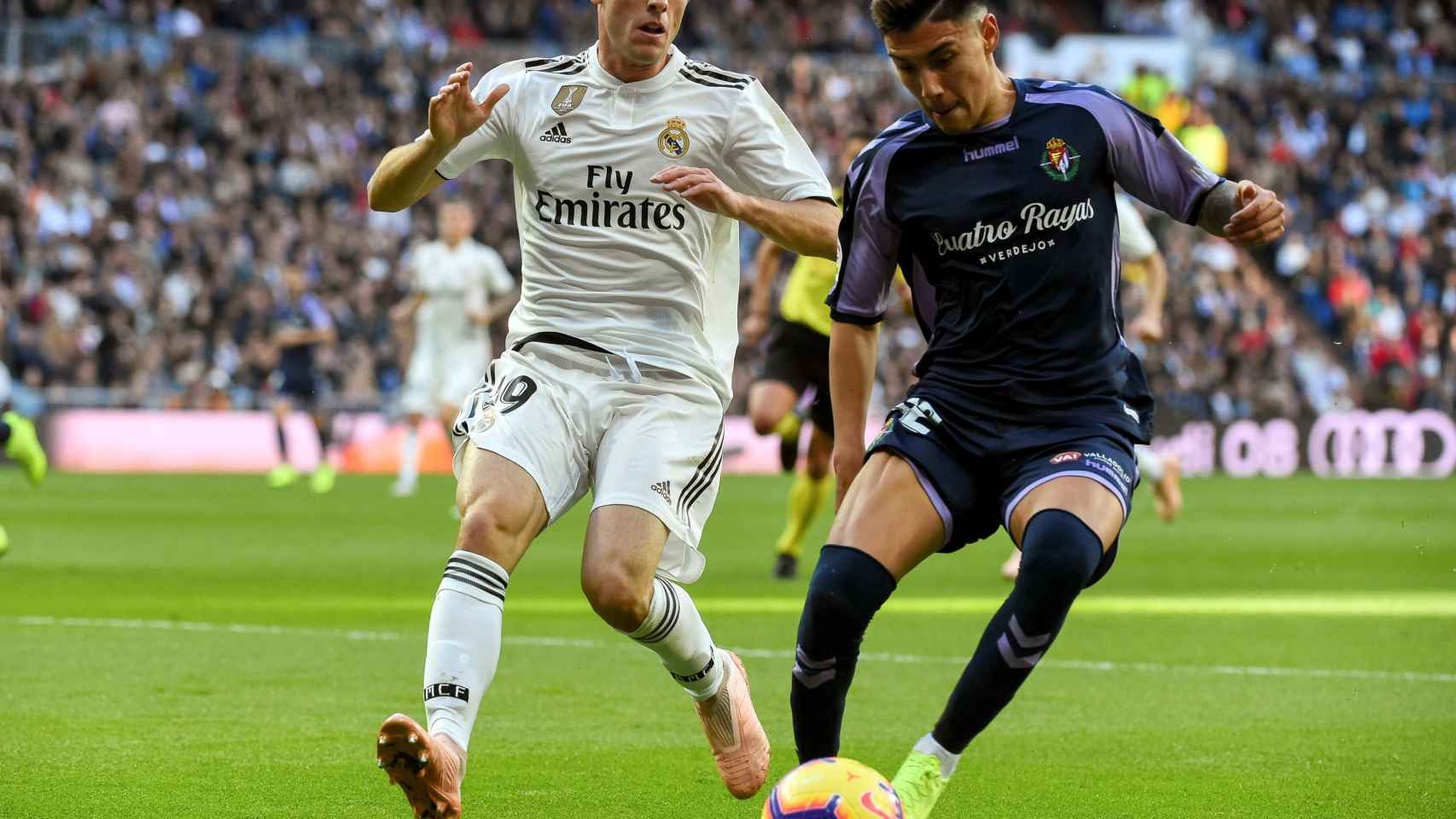 Álvaro Odriozola pelea un balón con el delantero argentino del Real Valladolid Leo Suárez