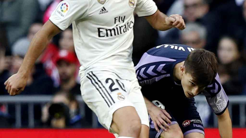 Marco Asensio pelea un balón con el centrocampista del Real Valladolid Toni Vila