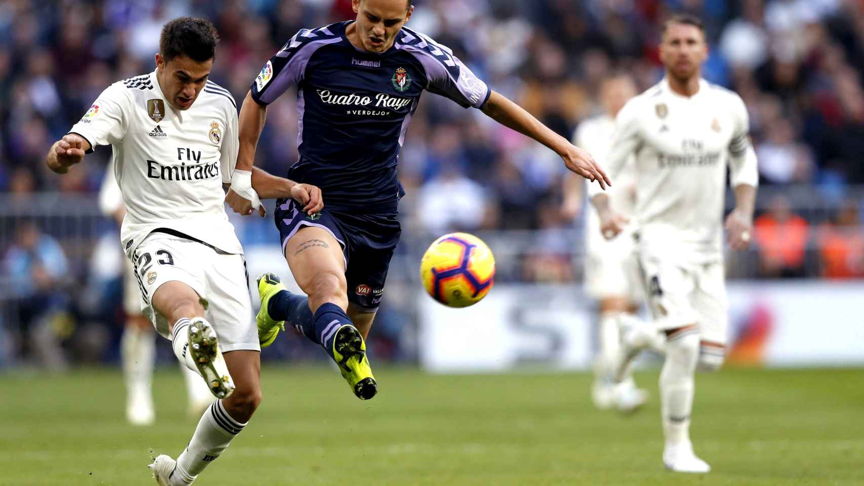 Sergio Reguilón pelea un balón con el delantero turco del Real Valladolid Enes Unal