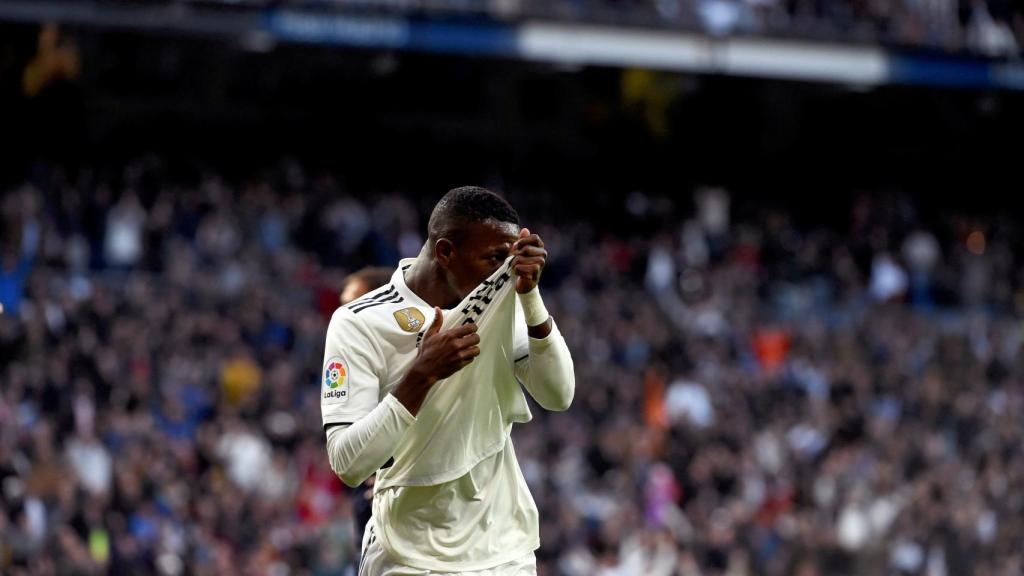 Vinicius besa el escudo de su camiseta tras el primer gol al Valladolid