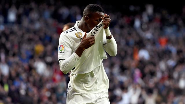 Vinicius besa el escudo de su camiseta tras el primer gol al Valladolid