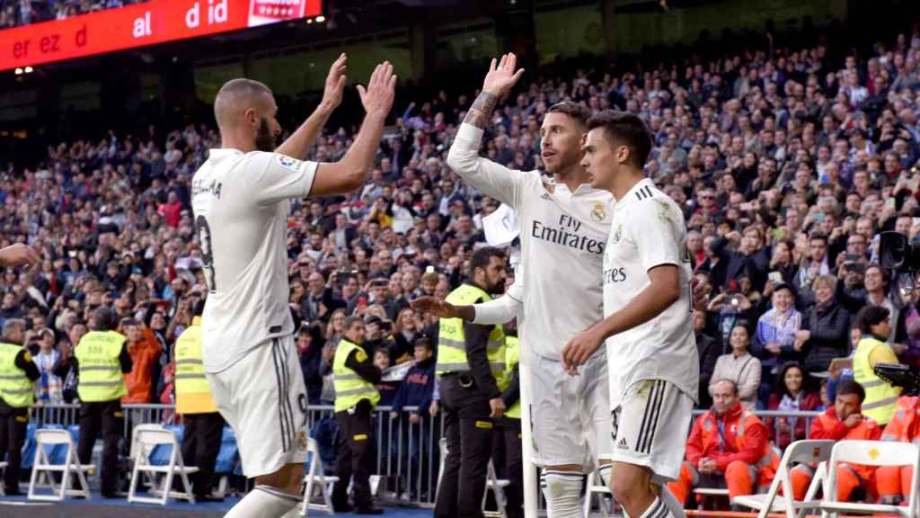 Sergio Ramos celebra con sus compañeros Karim Benzema y Sergio Reguilón su gol ante el Valladolid