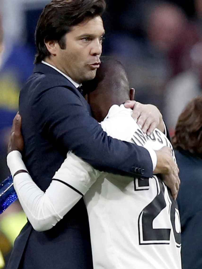 Vinicius junto a su entrenador Santiago Solari