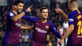 Luis Suárez, Coutinho y Jordi Alba celebran un gol del Barcelona
