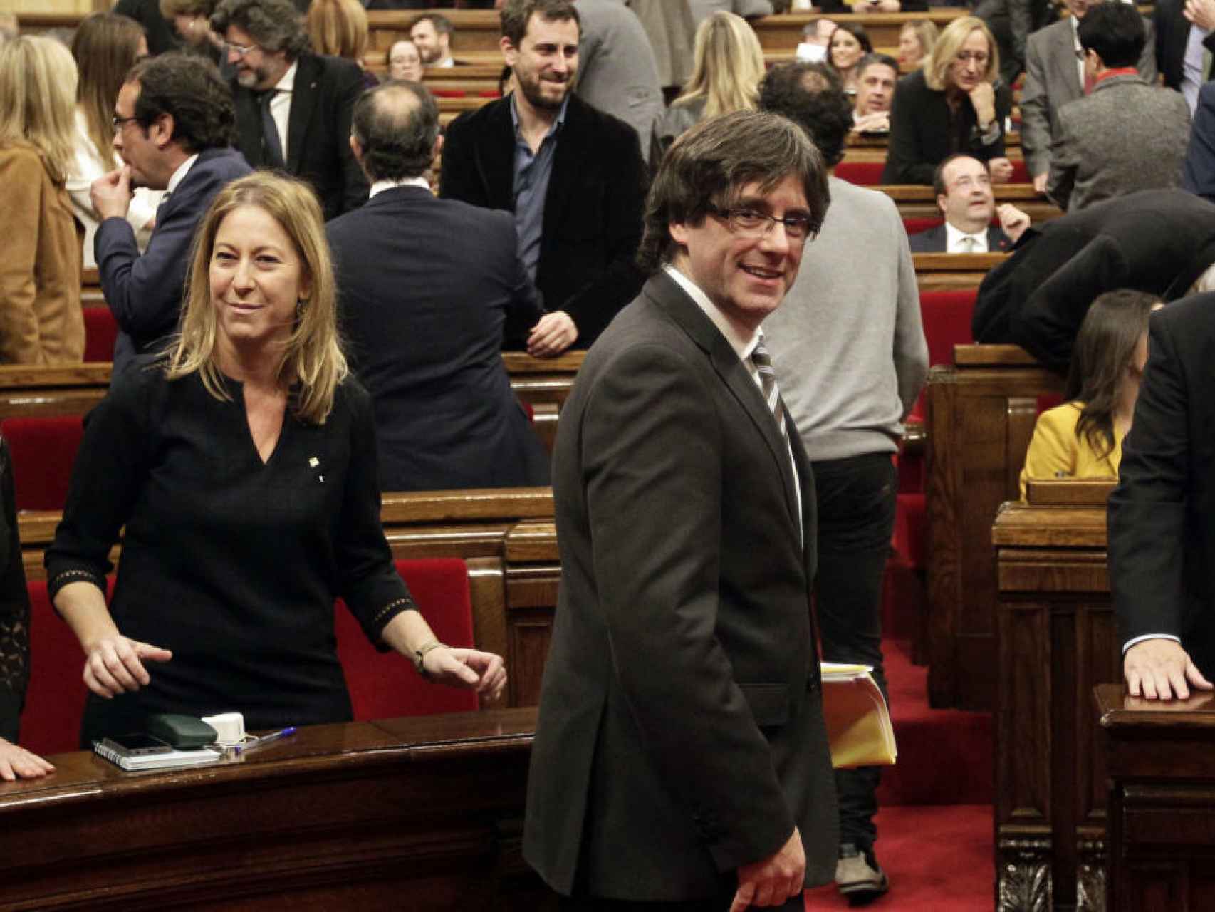 Neus Munté junto a Carles Puigdemont en el Parlament.