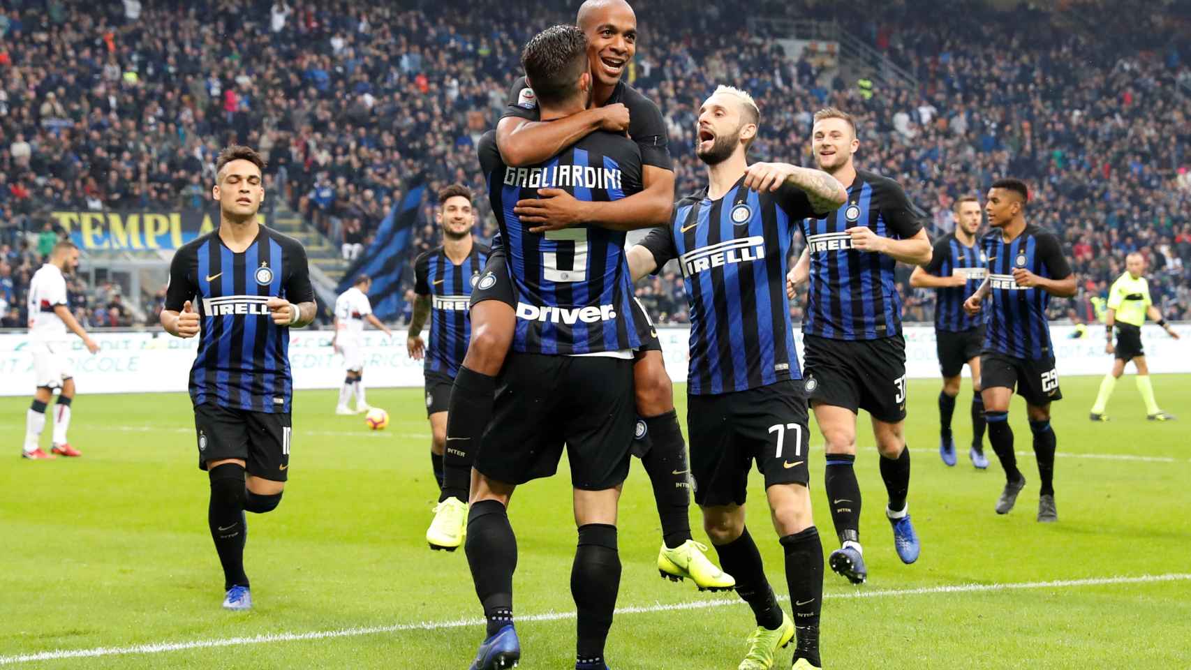Futbolistas del Inter de Milán, club invitado, abrazándose tras un tanto