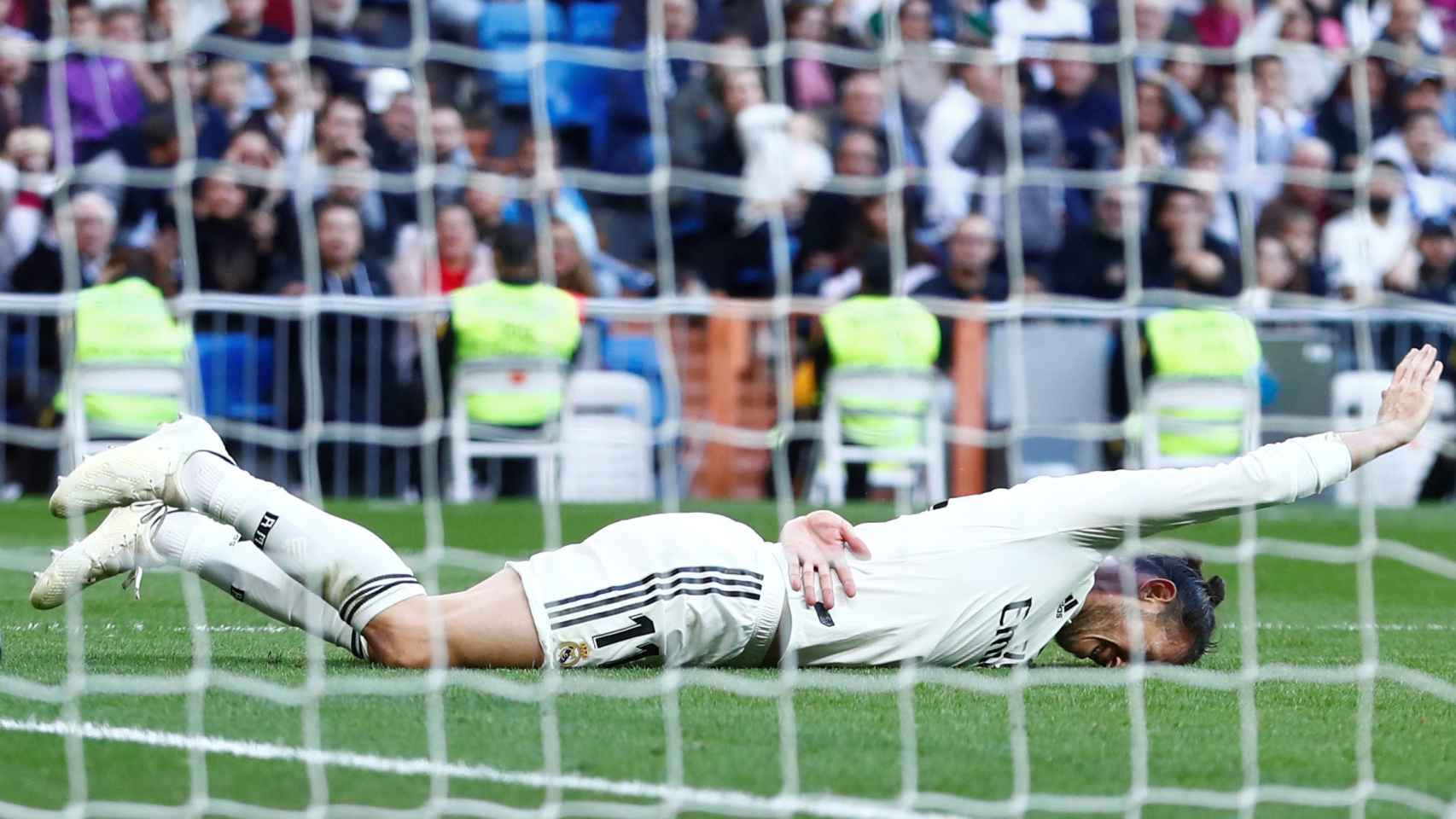 Gareth Bale, en el suelo, se duele de un golpe en la espalda