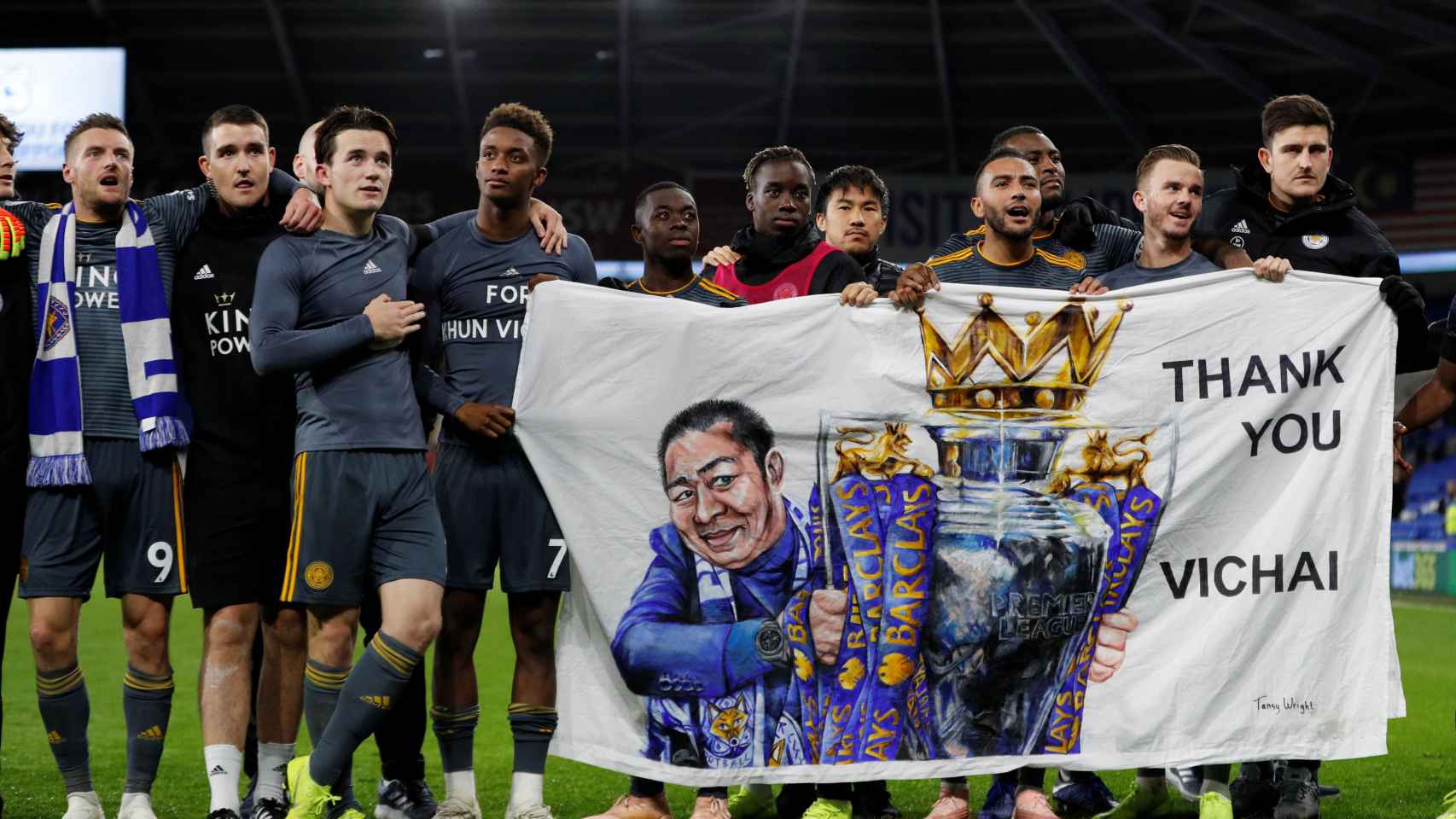 Los jugadores del Leicester City homenajean a su propietario