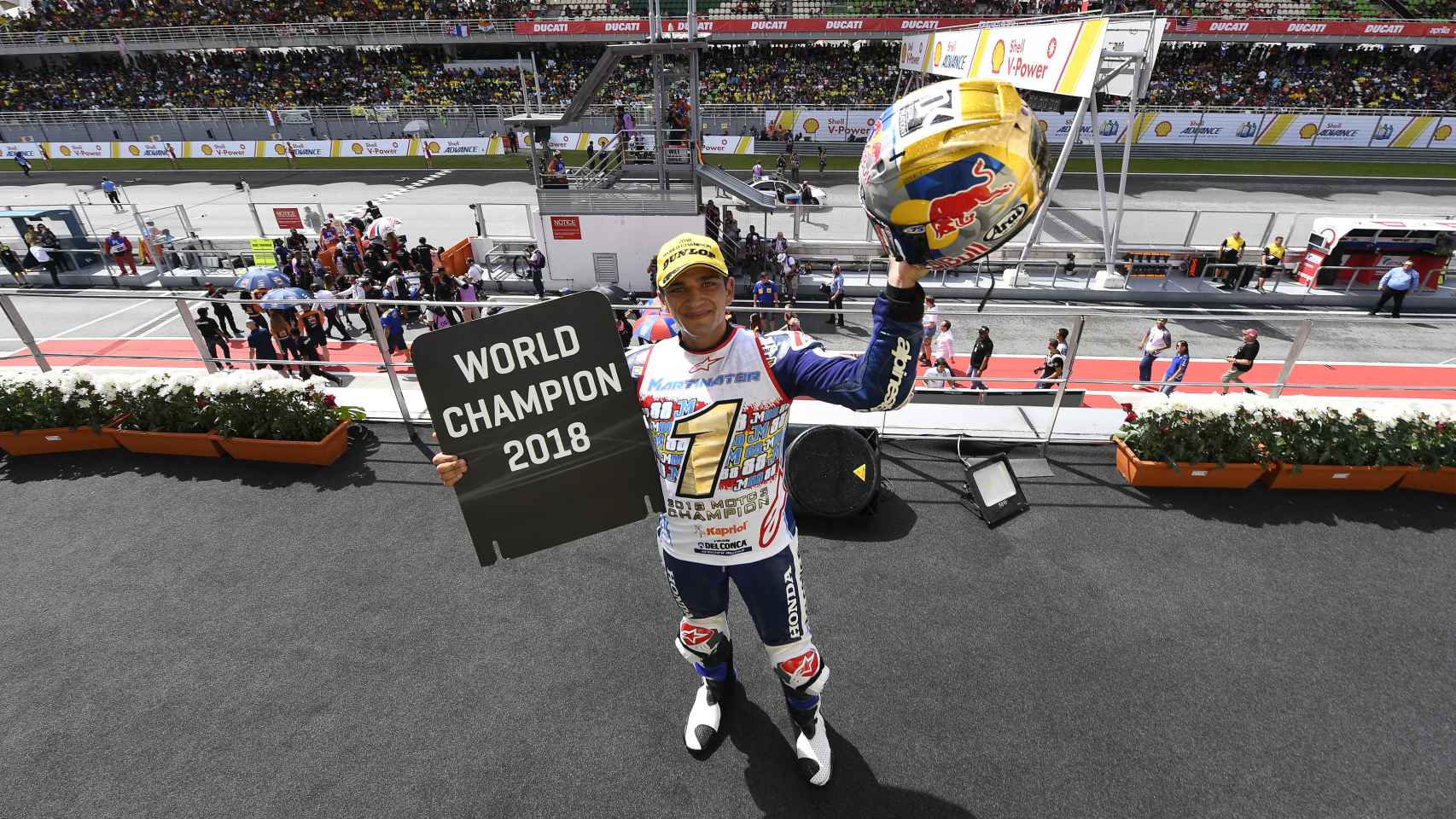 Jorge Martín celebra el título de Moto3, en el podio del circuito de Sepang.