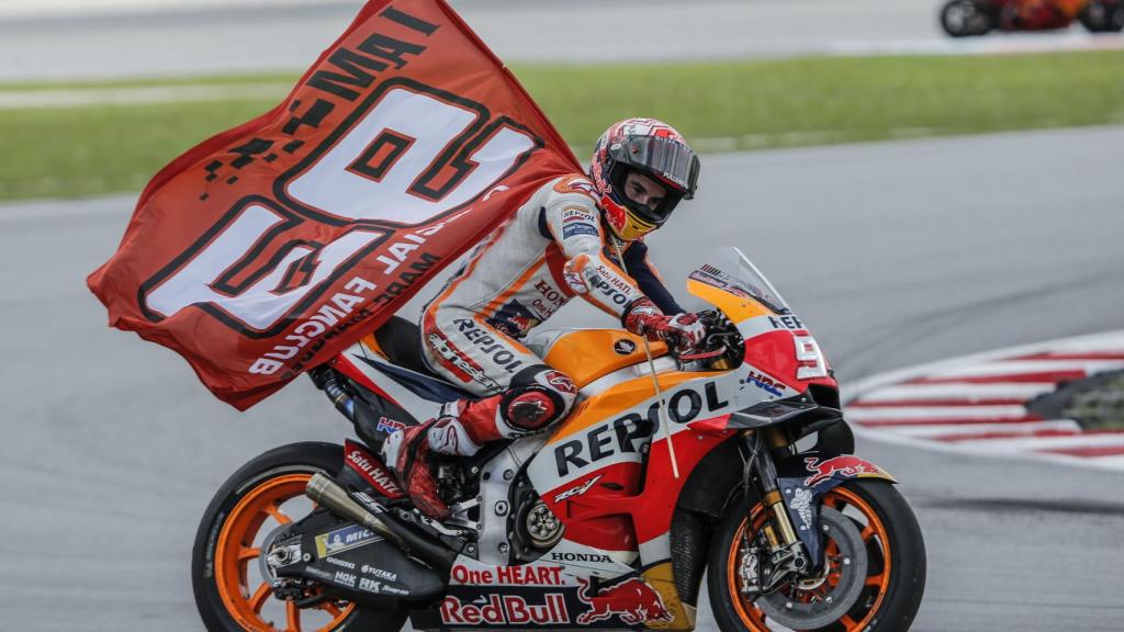 Marc Márquez celebra su victoria en el Gran Premio de Malasia, en el circuito de Sepang.