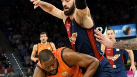 Disputa de un balón en el Baskonia - Valencia Basket
