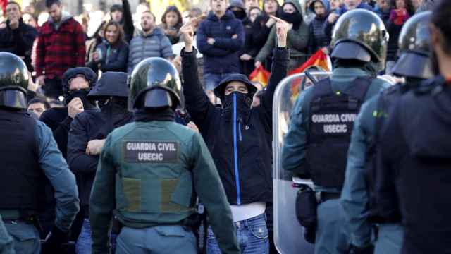 La Guardia Civil contiene a los radicales que boicoteaban el acto de España Ciudadana en Alsasua.
