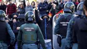 La Guardia Civil contiene a los radicales que boicoteaban el acto de España Ciudadana en Alsasua.