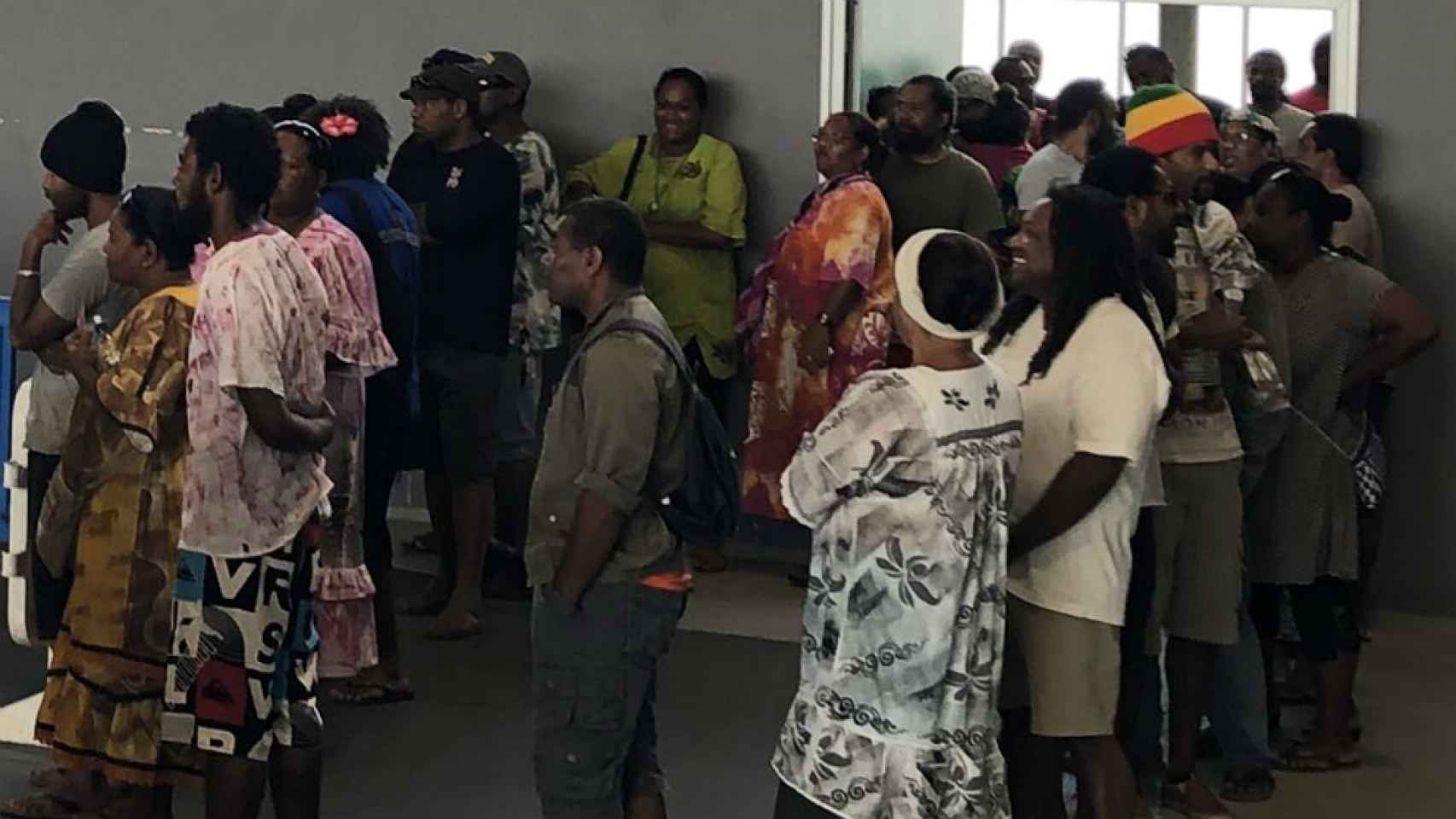 Varios ciudadanos de Nueva Caledonia esperan su turno para votar en el referéndum.