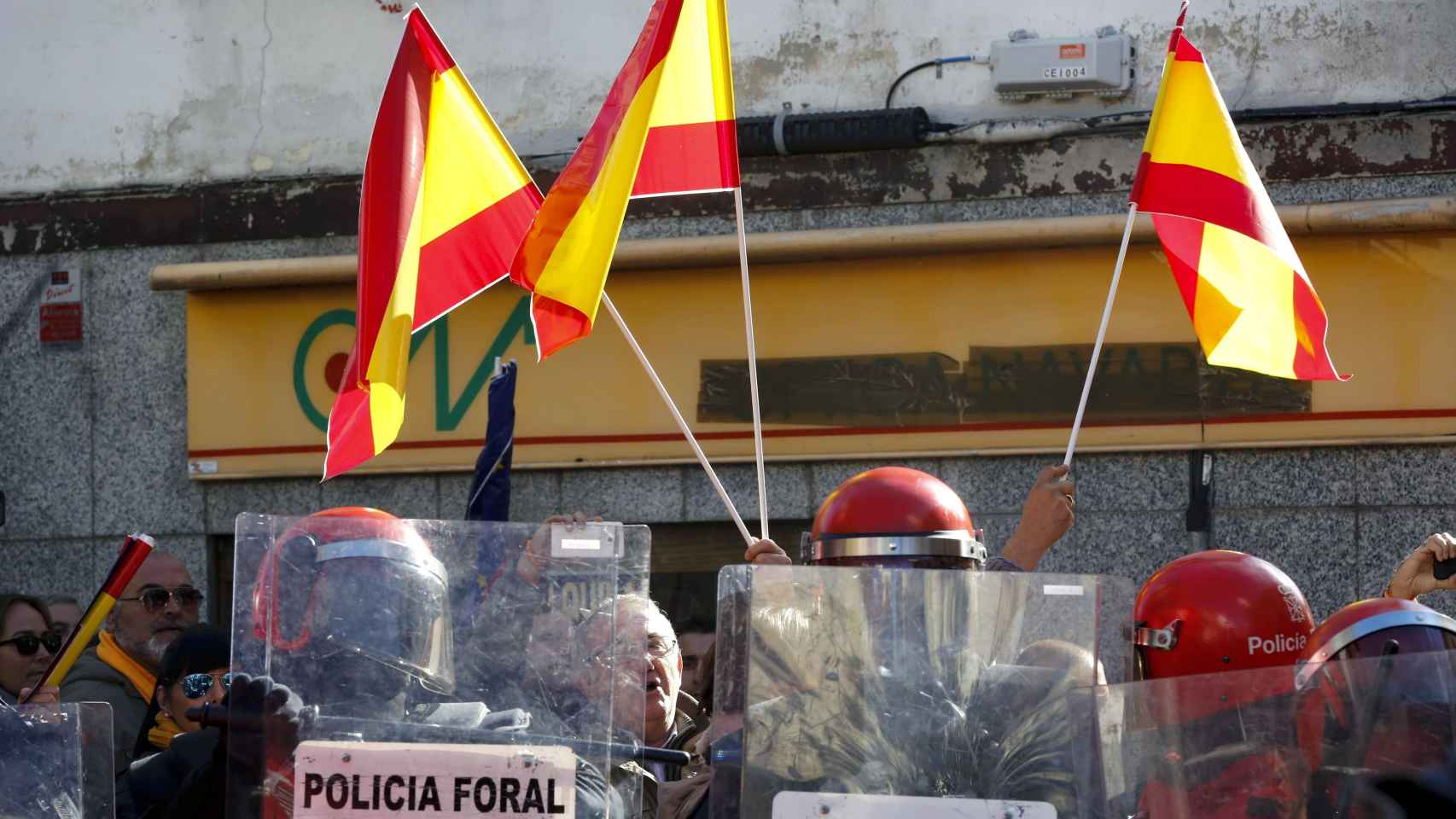 Policías forales navarros rodeados de banderas españolas en Alsasua.