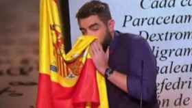 Dani Mateo se suena los mocos con la bandera de España.