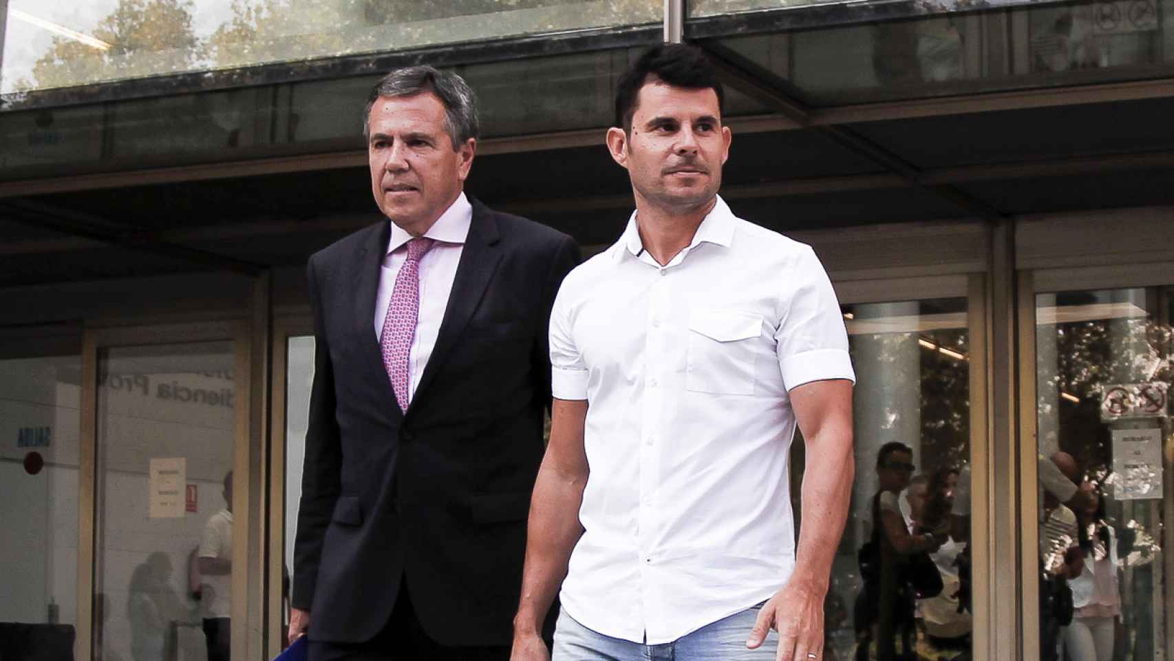 Fernando Osuna y Javier Santos saliendo del juzgado de Valencia donde se está investigando su demanda de paternidad contra Julio Iglesias.