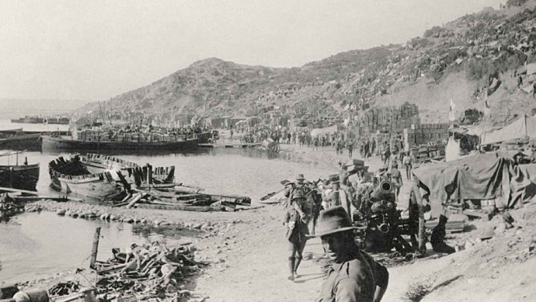 Las tropas aliadas de la ANZAC tras desembarcar en la península de Galípoli.