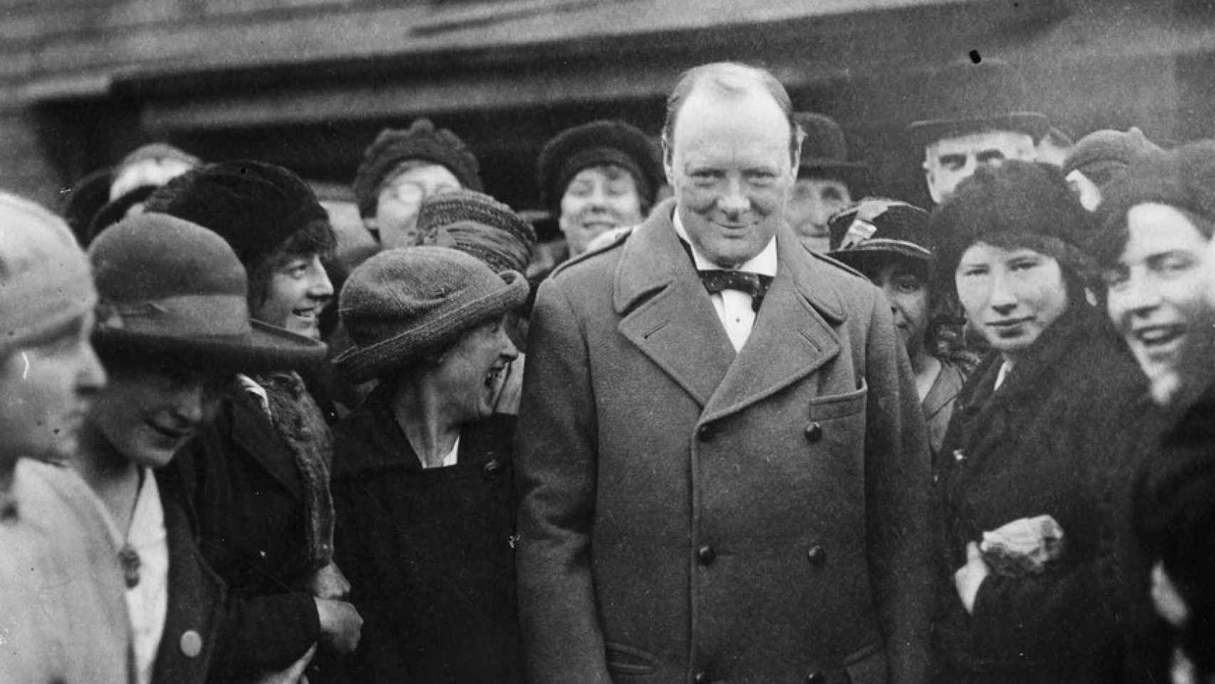 Churchill, ya como ministro de Municiones, se reúne con un grupo de mujeres en Georgetown.