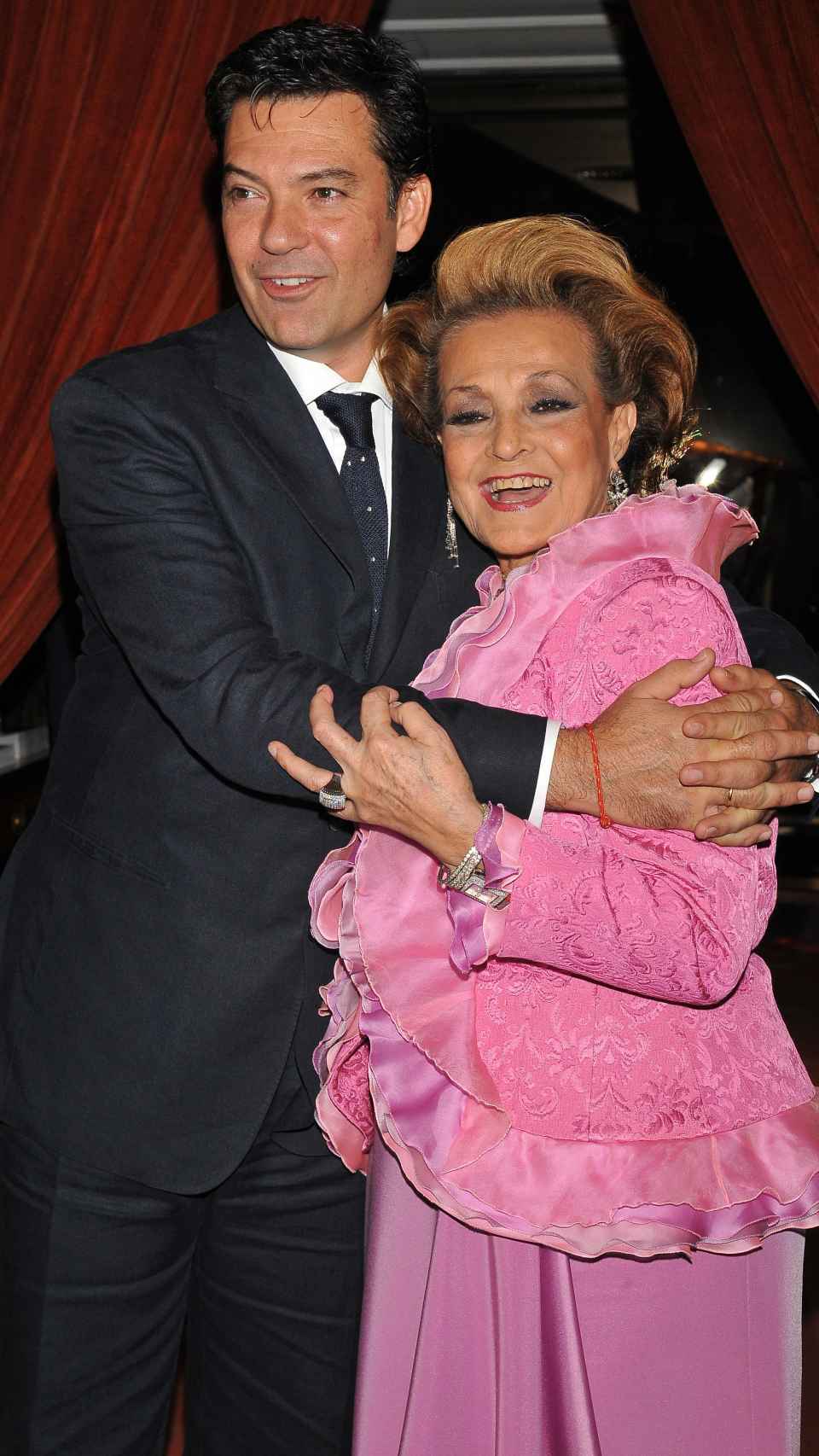 Augusto junto a su madre, Carmen Sevilla.