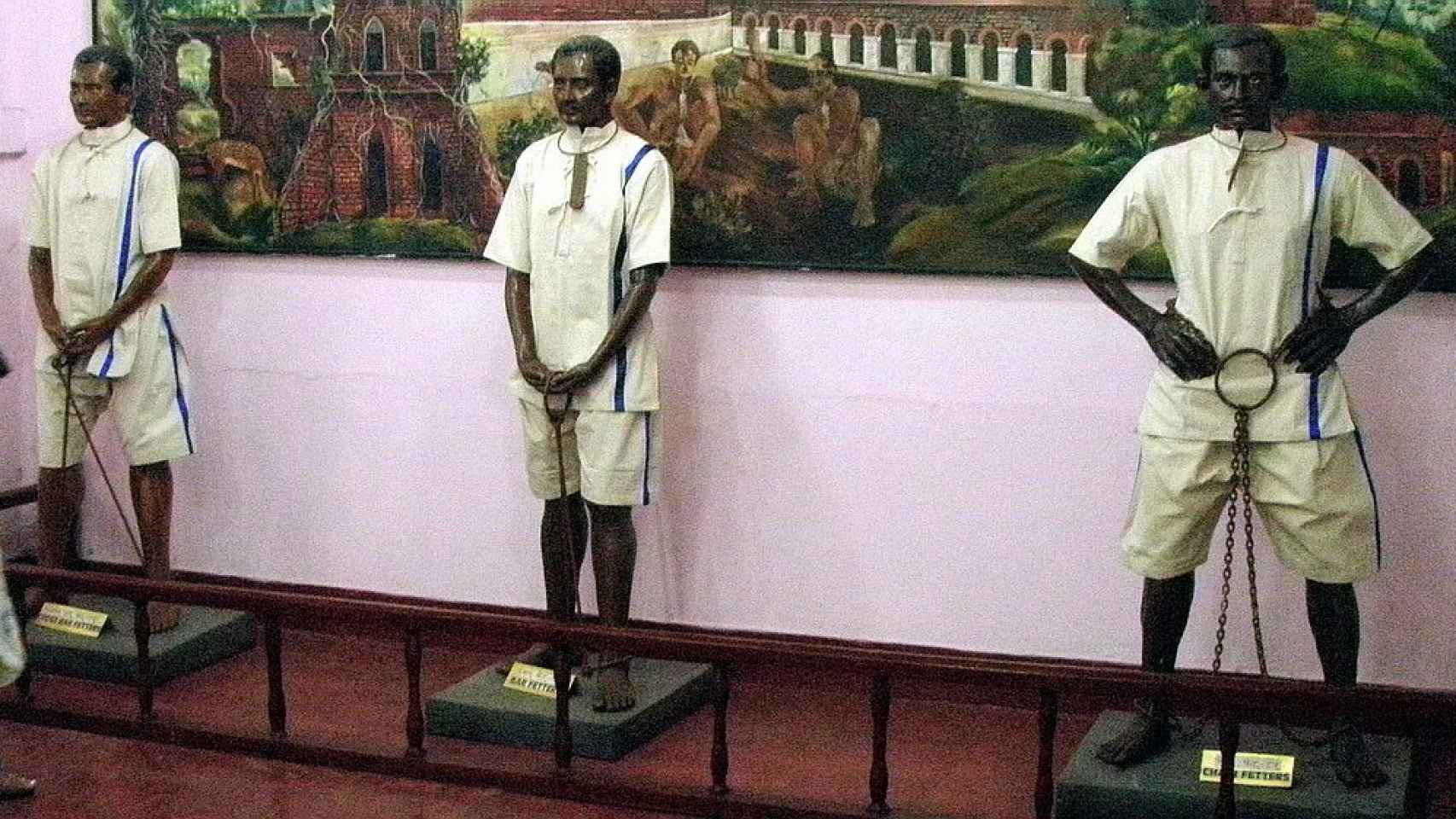 Figuras de prisioneros en un museo indio