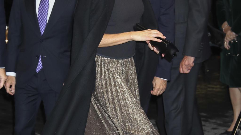 La reina Letizia con abrigo oversize por encima de los hombros.