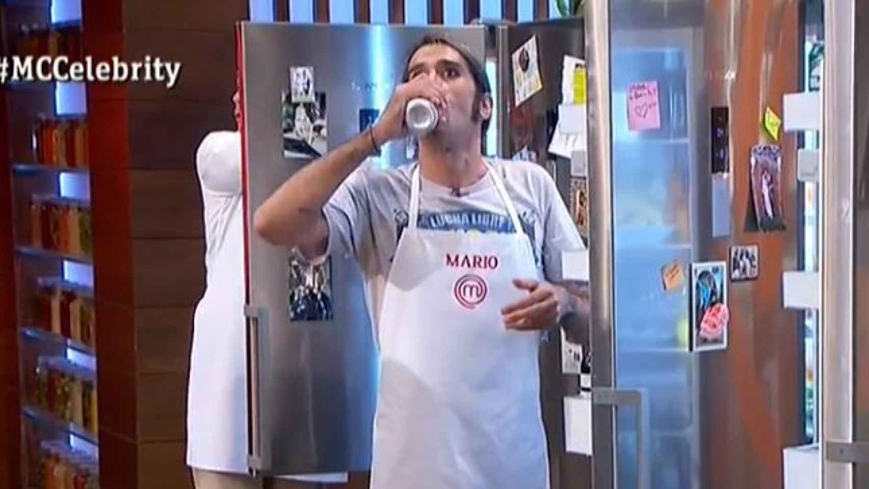 Mario Vaquerizo bebiendo cerveza en 'MasterChef Celebrity'