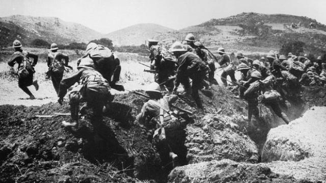 Tropas británicas durante una ofensiva en la batalla de Galípoli.