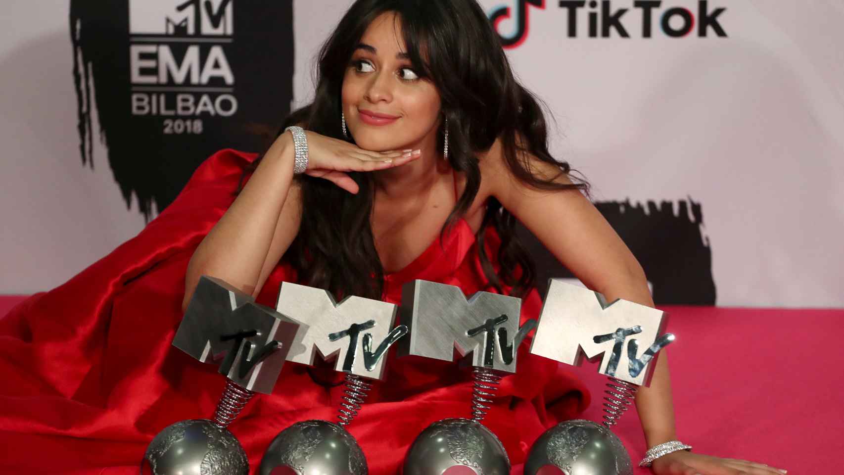 Camila Cabello, junto a sus cuatro premios MTV.