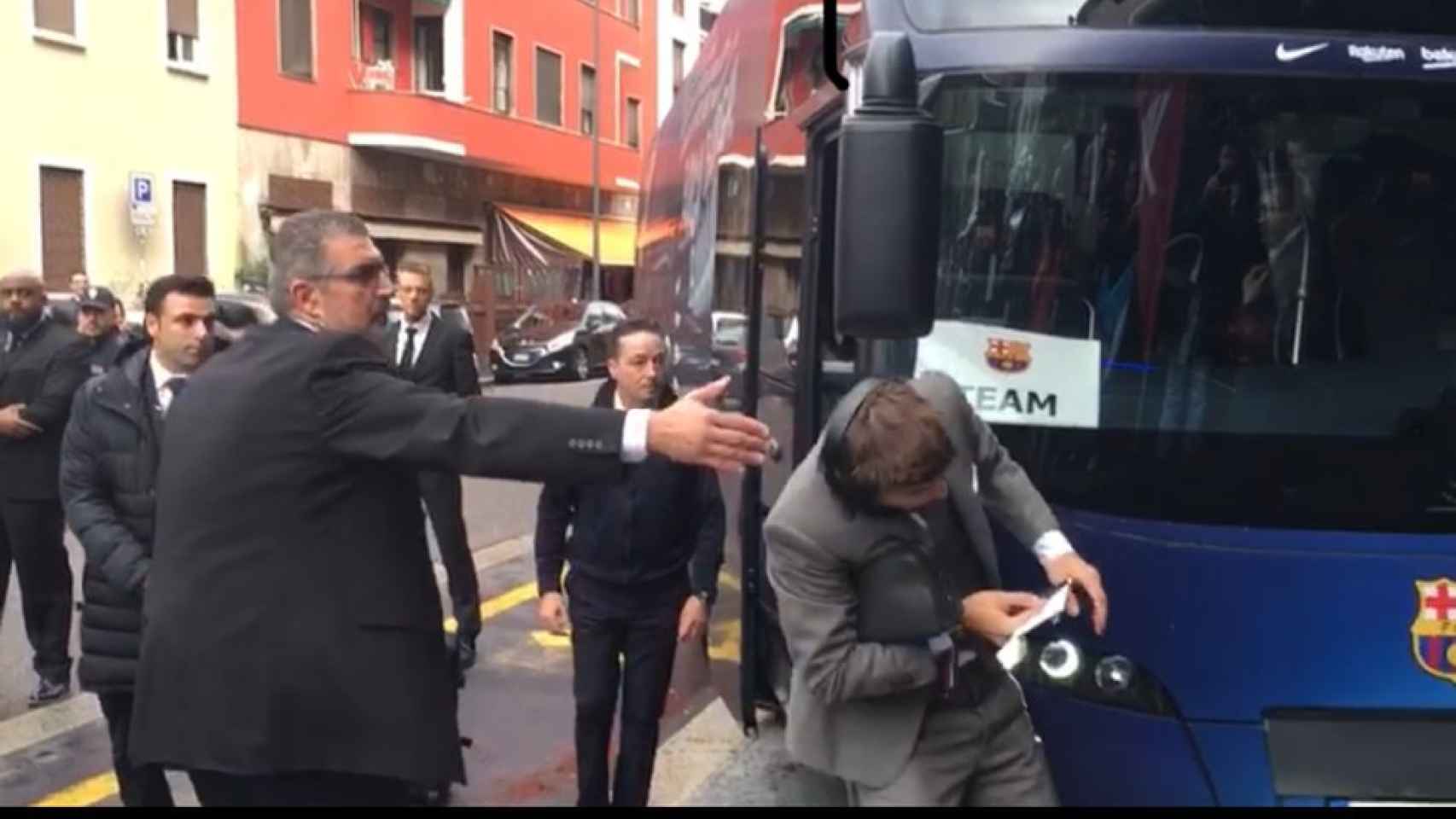 El golpe de Gerard Piqué contra un autobús a su llegada a Milán