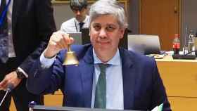 El presidente del Eurogrupo, Mário Centeno, usa la campana para dar comienzo a la reunión