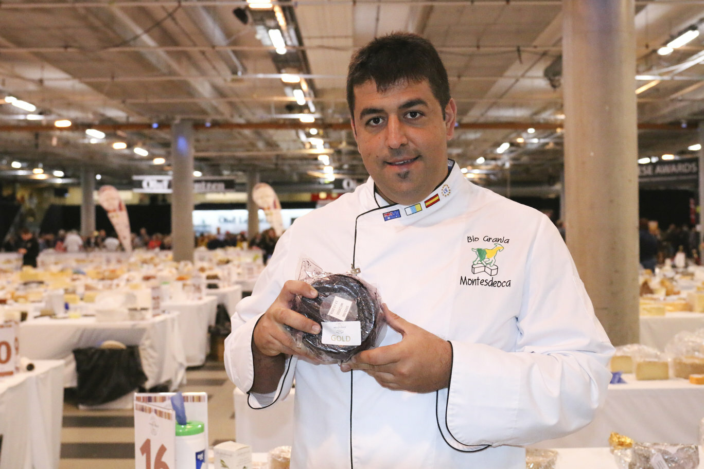alberto_montesdeoca_posa_con_su_queso_premiado_con_un_oro_en_wca18