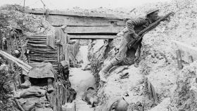 Un soldado británico de la Compañía A en una trinchera capturada a los alemanes durante la batalla del Somme.