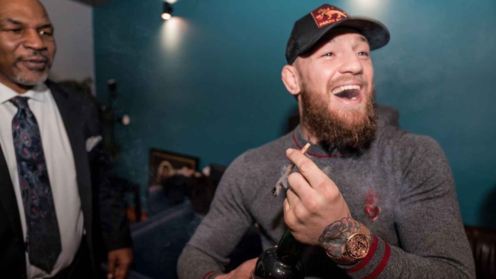 McGregor junto a Mike Tyson mientras fuma marihuana.