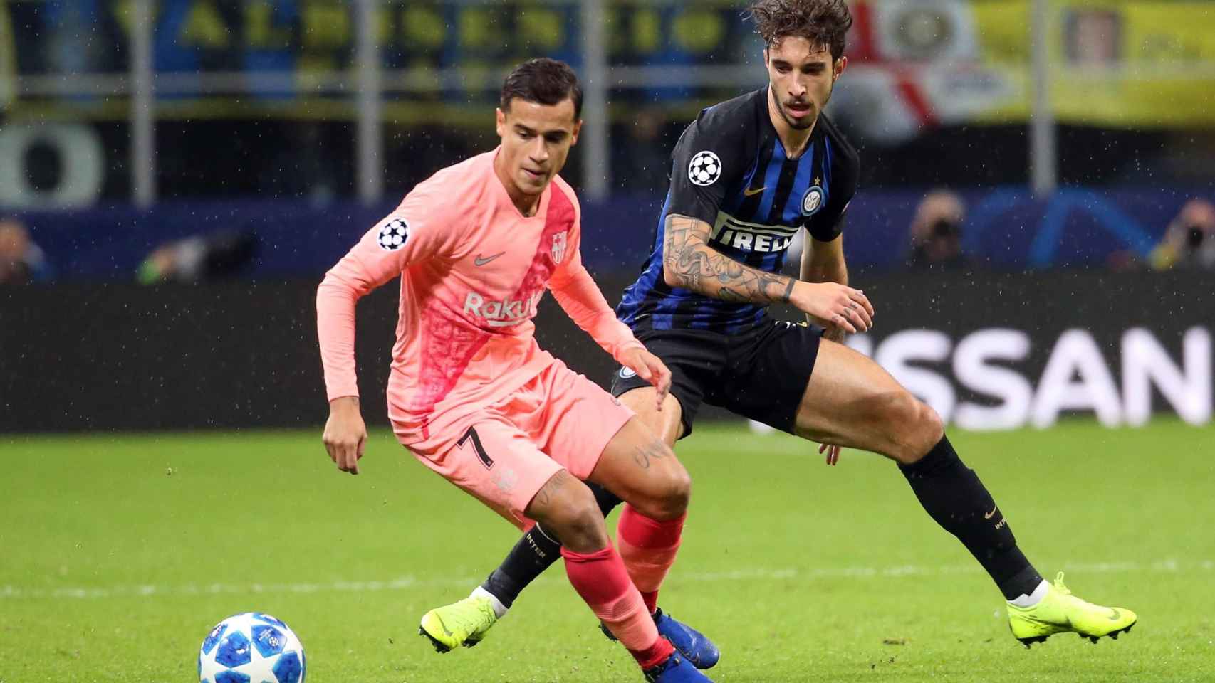 Coutinho pelea un balón en el partido de Champions contra el Inter de Milán