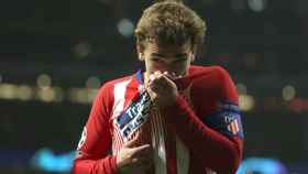 Antoine Griezmann besando el escudo del Atlético de Madrid