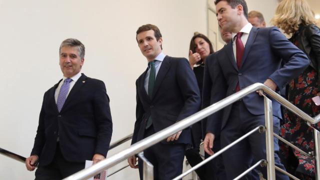 Pablo Casado junto a Ignacio Cosidó, portavoz del PP en el Senado, y Teodoro García Egea, secretario general del partido.