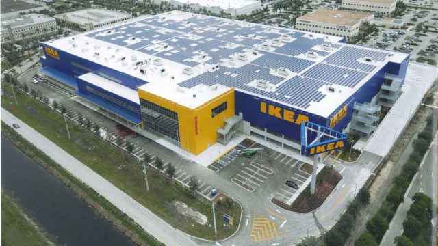 Imagen de una tienda Ikea con paneles solares instalados en su techo.