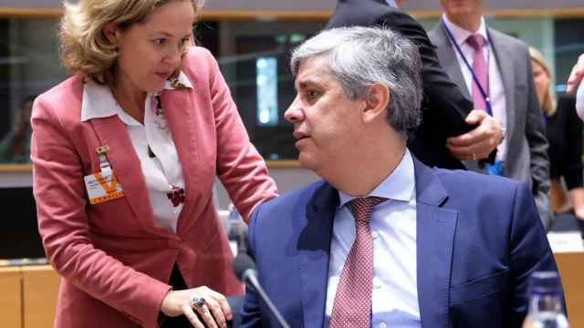 La ministra Calviño conversa con su homólogo portugués durante el Ecofin