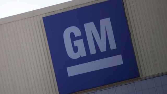 Logotipo de General Motors en una de sus fábricas.