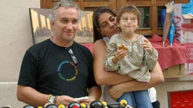 Fernando y Marga, padres de Nadia, junto a su hija.