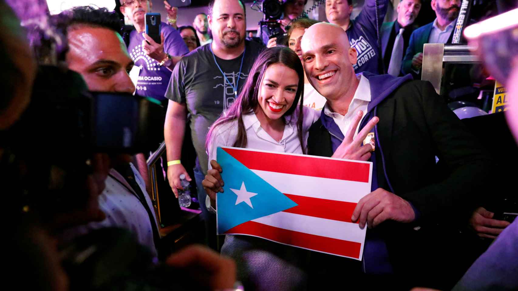 Alexandria Ocasio con una bandera de Puerto Rico.
