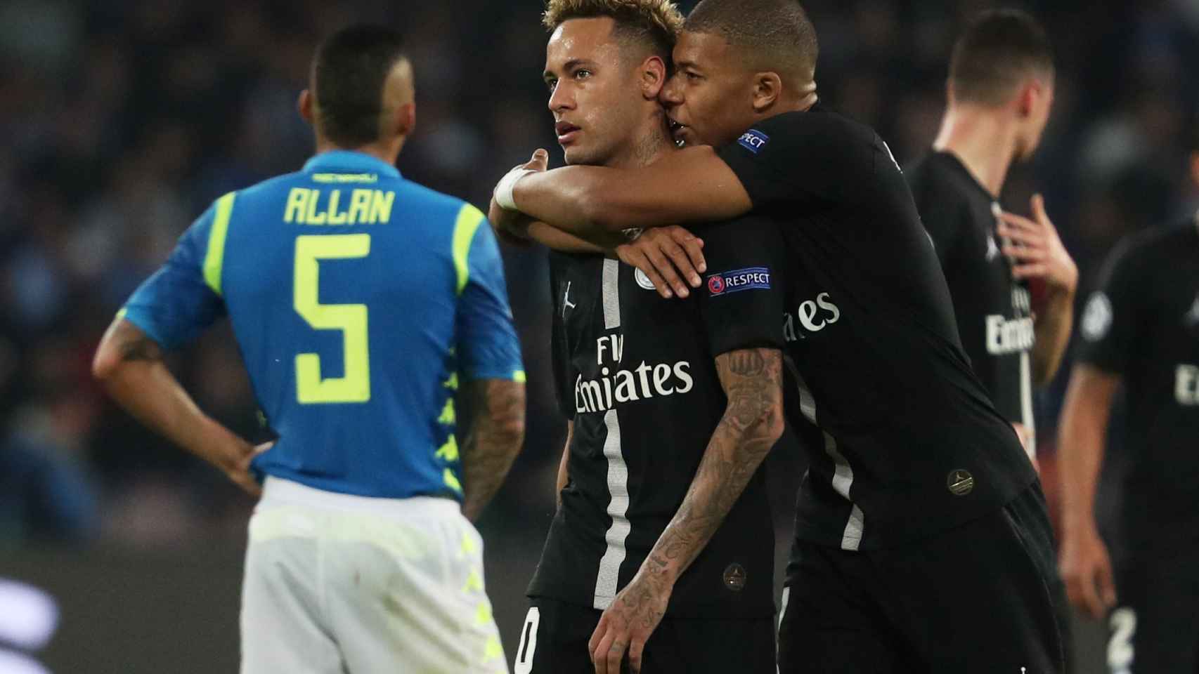 Mbappé consuela a Neymar tras el empate ante el Nápoles.