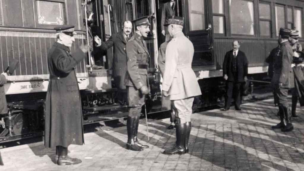 Alfonso XIII recibido por el mariscal Philippe Pétain en la estación de Verdún, 22 de octubre de 1919.