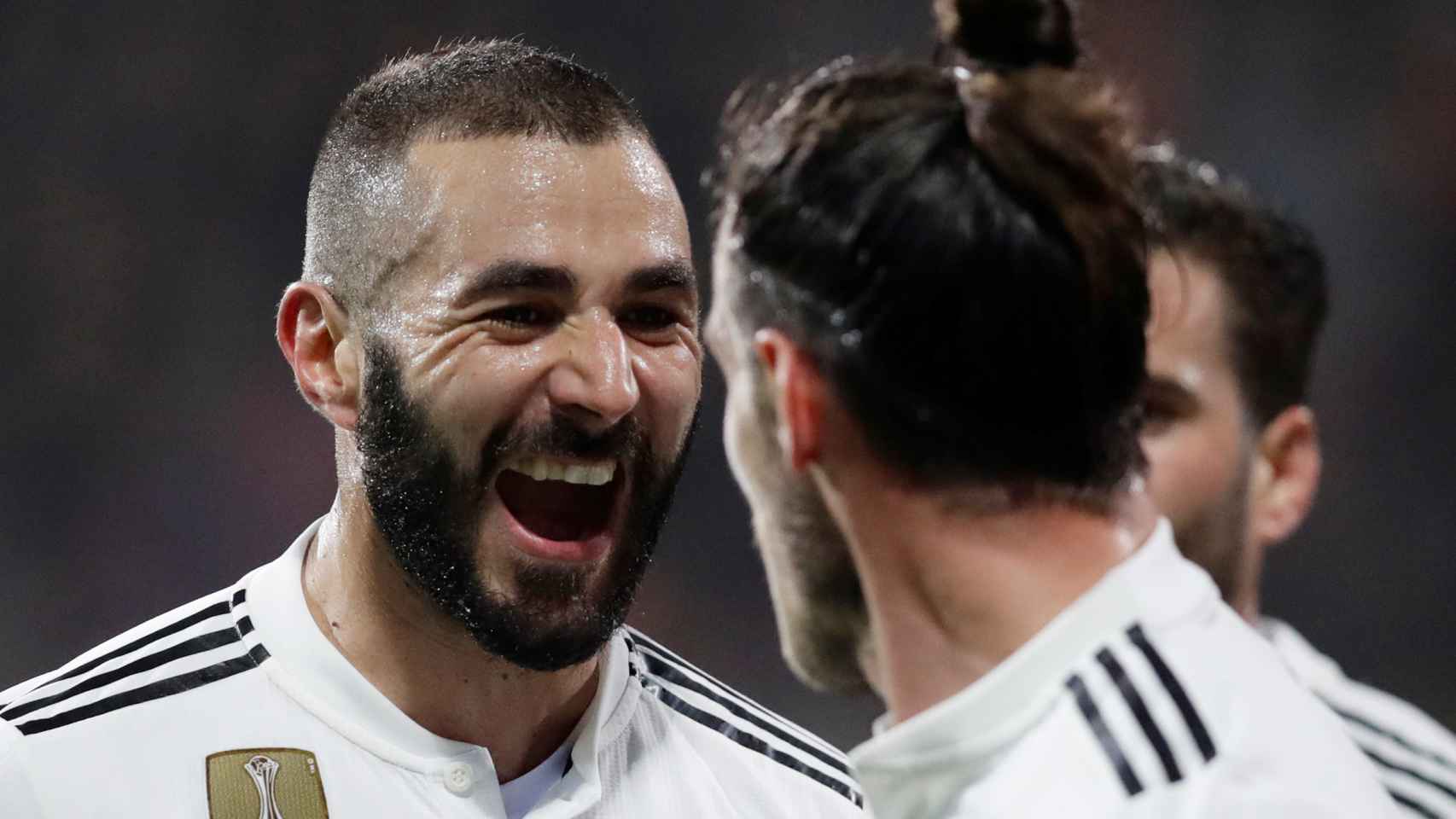 Benzema celebra un gol con Bale