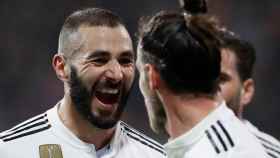 Benzema celebra un gol con Bale