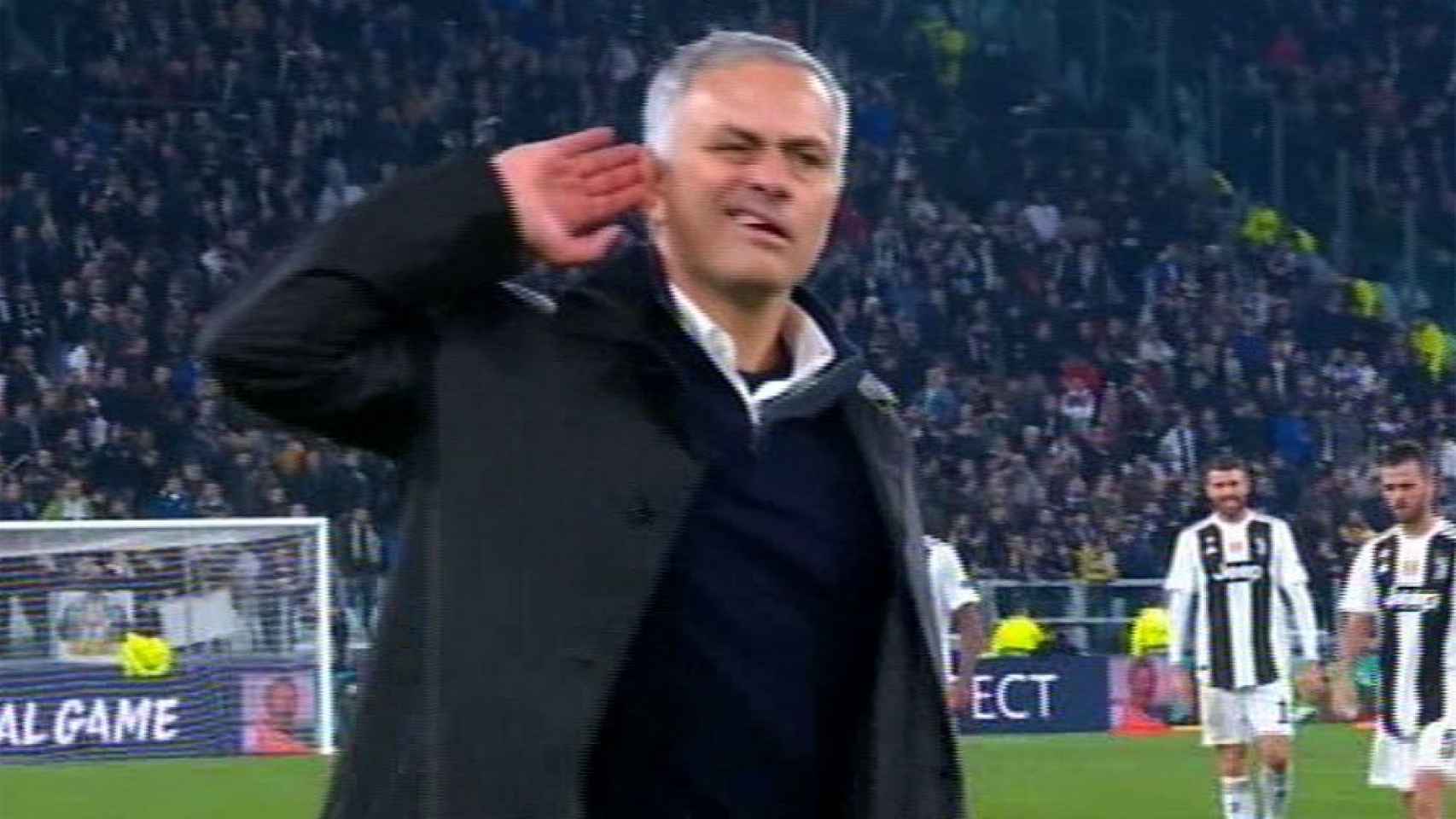 El polémico gesto de Mou a la afición de la Juventus tras la victoria del United