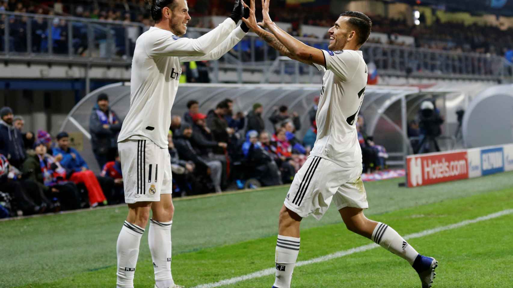 Ceballos celebra el gol de Bale