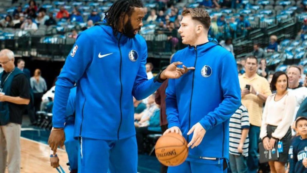 Doncic habla con DeAndre Jordan. Foto: Twitter (@dallasmavs)